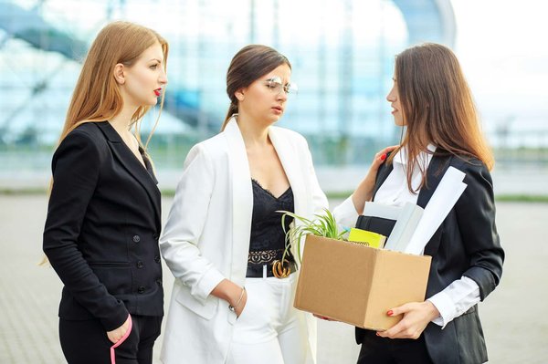 What are the detailed steps for conducting a legally compliant layoff in a UK company?